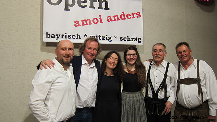 Das Ensemble von Opern amoi anders beim Auftritt im Krippnerhaus 2017