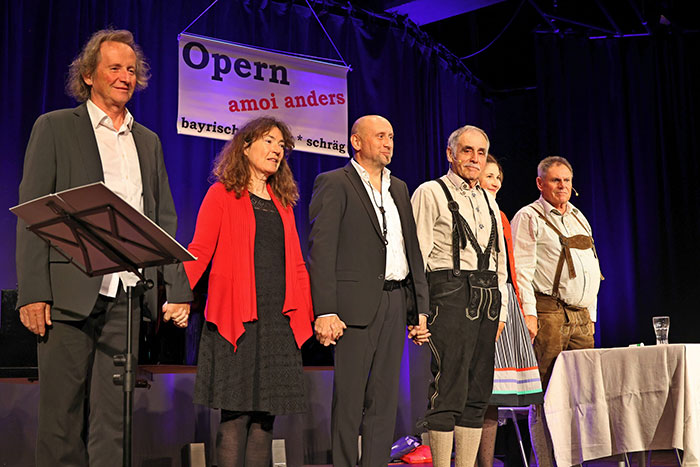 Das Ensemble von Opern amoi anders in der Salzachhalle Laufen 2022